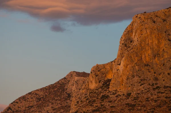 Girit'te bulutlu gün batımı