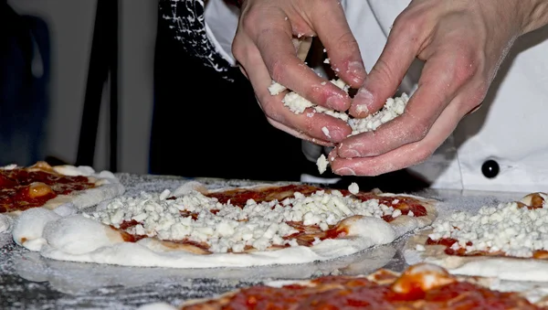 Rote und weiße Pizzen — Stockfoto