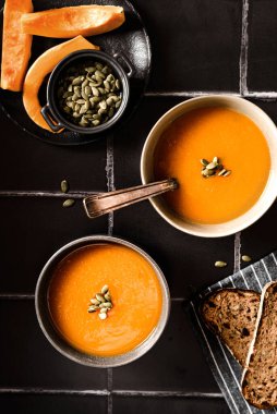 Siyah arka planda balkabağı çorbası. Yüksek kalite fotoğraf