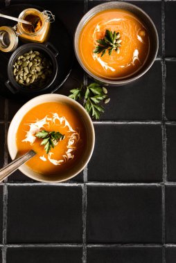 Siyah arka planda balkabağı çorbası. Yüksek kalite fotoğraf