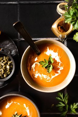 Siyah arka planda balkabağı çorbası. Yüksek kalite fotoğraf