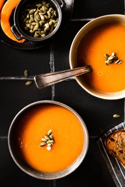 Siyah arka planda balkabağı çorbası. Yüksek kalite fotoğraf