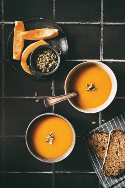 Siyah arka planda balkabağı çorbası. Yüksek kalite fotoğraf