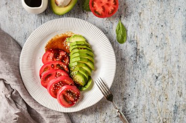 avokado, ıspanak ve domates salatası. Yüksek kalite fotoğraf