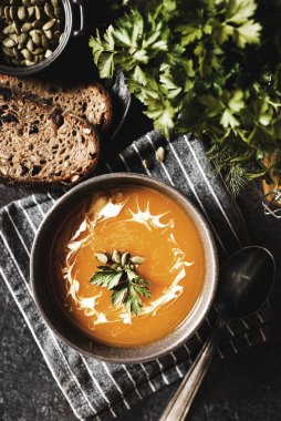 Kabak çorbası koyu bir arka planda. Yüksek kalite fotoğraf