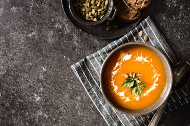 Kabak çorbası koyu bir arka planda. Yüksek kalite fotoğraf