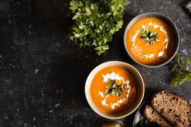 Kabak çorbası koyu bir arka planda. Yüksek kalite fotoğraf