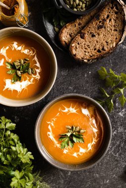 Kabak çorbası koyu bir arka planda. Yüksek kalite fotoğraf