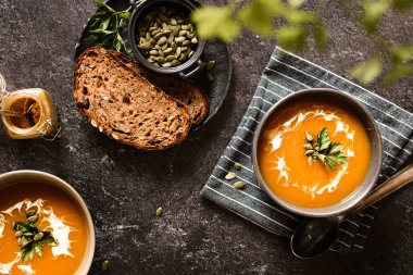 Kabak çorbası koyu bir arka planda. Yüksek kalite fotoğraf