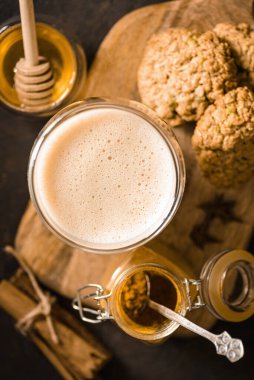 Siyah arka planda zerdeçal latte. Yüksek kalite fotoğraf