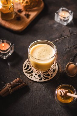 Siyah arka planda zerdeçal latte. Yüksek kalite fotoğraf