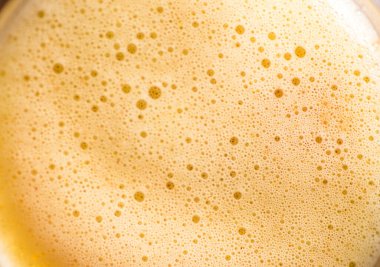 Siyah arka planda zerdeçal latte. Yüksek kalite fotoğraf