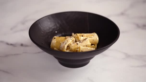 配胡椒和奶酪的意大利面 — 图库视频影像