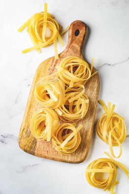 Hafif arka planda makarna. Yüksek kalite fotoğraf