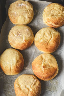 Pişirme tepsisindeki süzme peynirli çörekler. Yüksek kalite fotoğraf
