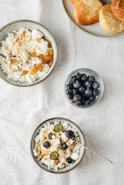 Yabanmersinli ve kuru üzümlü süzme peynir. Yüksek kalite fotoğraf