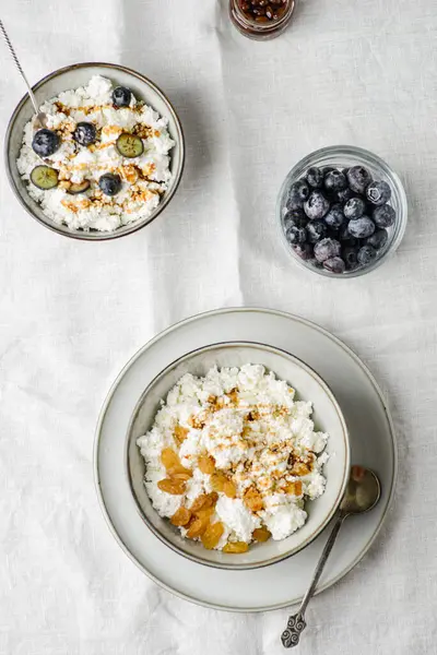 Cottage Cheese Blueberries Raisins High Quality Photo — Stock Photo, Image