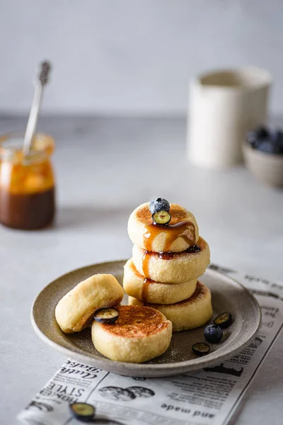 Käsekuchen Mit Puderzucker Und Blaubeeren Hochwertiges Foto — Stockfoto