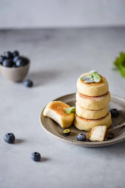 Käsekuchen Mit Puderzucker Und Blaubeeren Hochwertiges Foto — Stockfoto