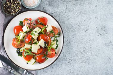 Gri arka planda sebze salatası. Yüksek kalite fotoğraf