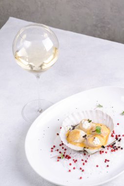 Beyaz tabakta deniz tarağı. Yüksek kalite fotoğraf