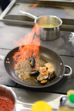 Restoranda deniz mahsullü makarna. Yüksek kalite fotoğraf