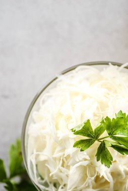 Taze lahana salatası ve yağ.