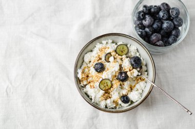 Yaban mersinli süzme peynir.