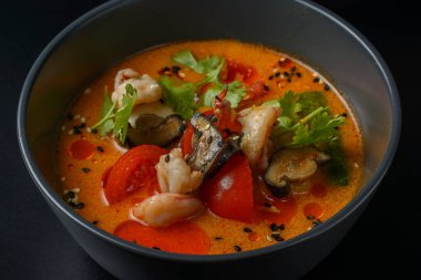 Siyah arka planda Tom Yam. Yüksek kalite fotoğraf