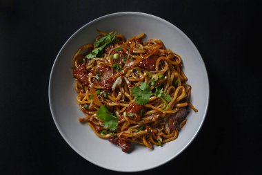 Siyah arka planda Asya eriştesi. Yüksek kalite fotoğraf