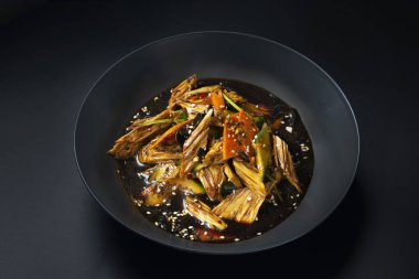 Siyah arka planda kuşkonmaz olan Asya salatası. Yüksek kalite fotoğraf