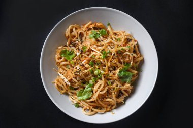 Siyah arka planda Asya eriştesi. Yüksek kalite fotoğraf