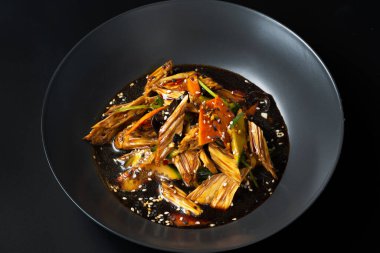 Siyah arka planda kuşkonmaz olan Asya salatası. Yüksek kalite fotoğraf