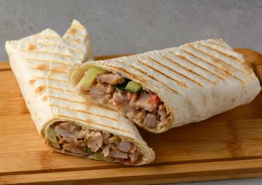 Gri bir arka planda shawarma. Yüksek kalite fotoğraf