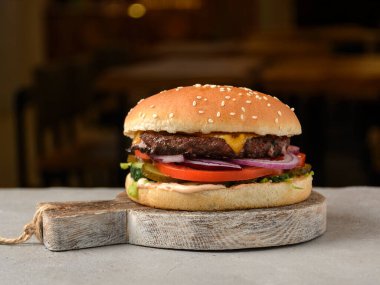 Restoranda bir tahtanın üzerinde hamburger. Yüksek kalite fotoğraf