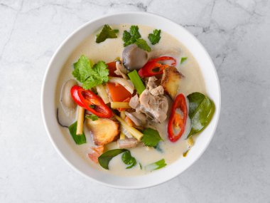 Beyaz arka planda Tayland mutfağı çorbası. Yüksek kalite fotoğraf