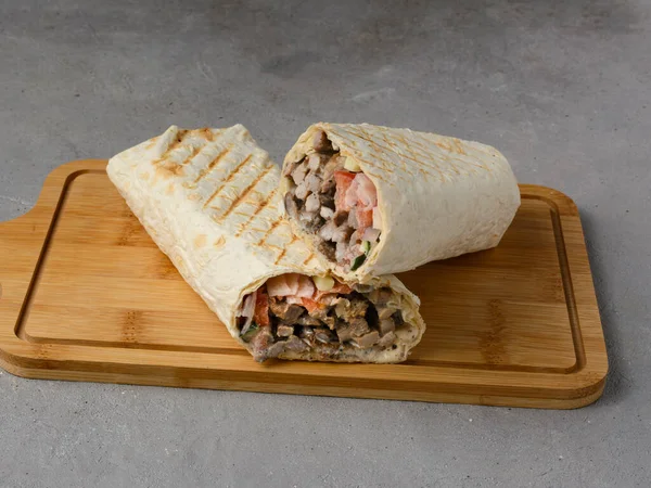 Shawarma Auf Grauem Hintergrund Hochwertiges Foto Stockbild