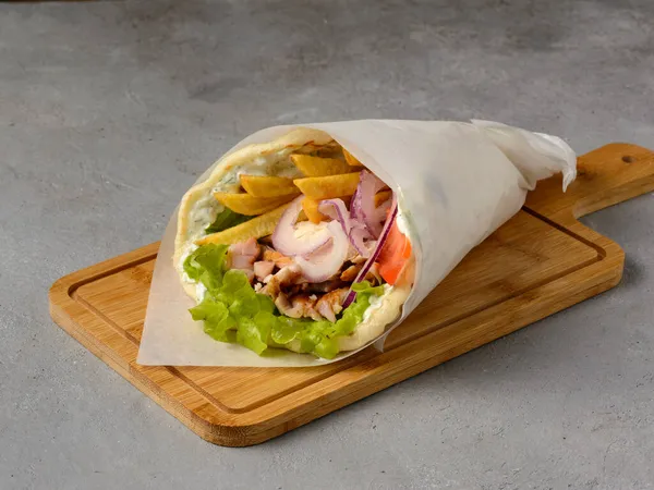 Shawarma Auf Grauem Hintergrund Hochwertiges Foto Stockbild
