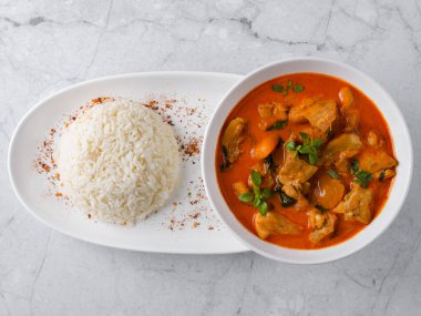 Beyaz arka planda Tayland mutfağı çorbası. Yüksek kalite fotoğraf