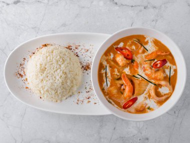 Beyaz arka planda Tayland mutfağı çorbası. Yüksek kalite fotoğraf