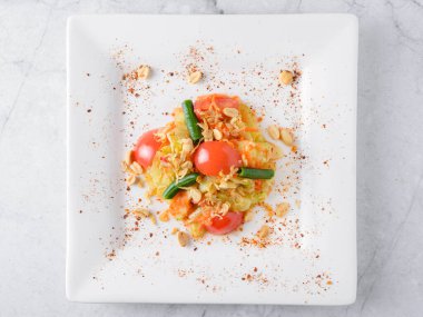 Beyaz arka planda Tayland mutfağı salatası. Yüksek kalite fotoğraf