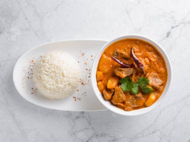 Beyaz arka planda Tayland mutfağı çorbası. Yüksek kalite fotoğraf