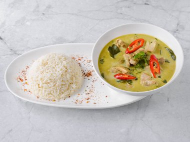 Beyaz arka planda Tayland mutfağı çorbası. Yüksek kalite fotoğraf