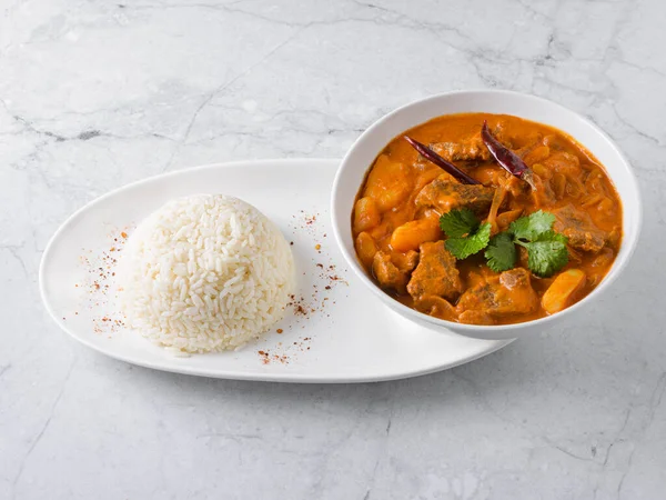 Beyaz arka planda Tayland mutfağı çorbası. Yüksek kalite fotoğraf