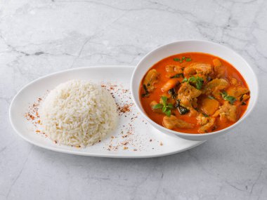 Beyaz arka planda Tayland mutfağı çorbası. Yüksek kalite fotoğraf