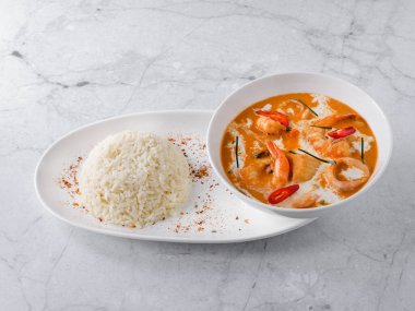 Beyaz arka planda Tayland mutfağı çorbası. Yüksek kalite fotoğraf