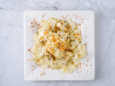 Beyaz arka planda Tayland mutfağı salatası. Yüksek kalite fotoğraf