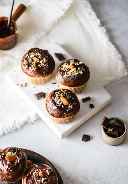 Čokoládové Muffiny Oříšky Čokoládou Kvalitní Fotografie — Stock fotografie