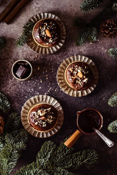 Schokoladenmuffins Mit Nüssen Und Schokoladenmuffins Mit Nüssen Und Schokolade Hochwertiges — Stockfoto