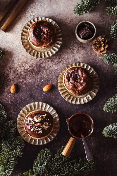 Schokoladenmuffins Mit Nüssen Und Schokoladenmuffins Mit Nüssen Und Schokolade Hochwertiges — Stockfoto